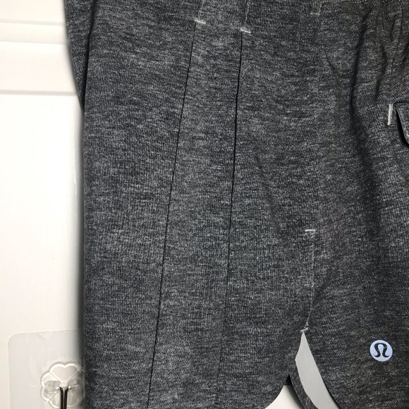 Lululemon shorts-like new size 4 - Picture 4 of 8